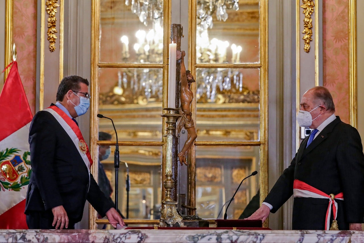 Merino (izq.) jura a su jefe de Gabinete, el conservador Flores-Araoz.