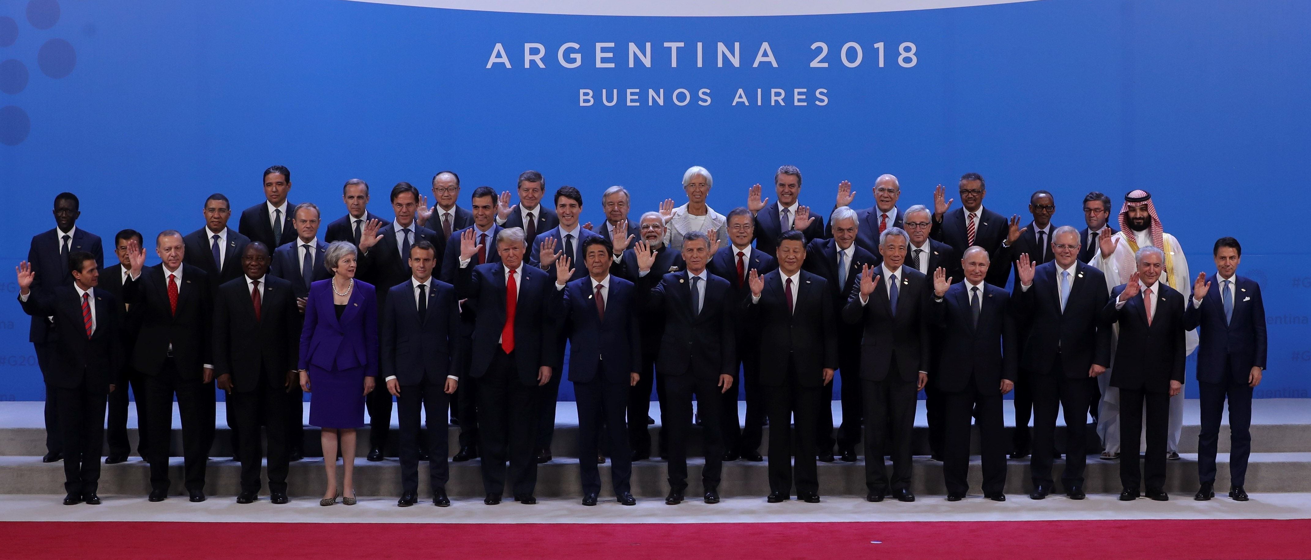 Macri rodeado por los líderes a los que en sumayoría no reconoce sin un papel.