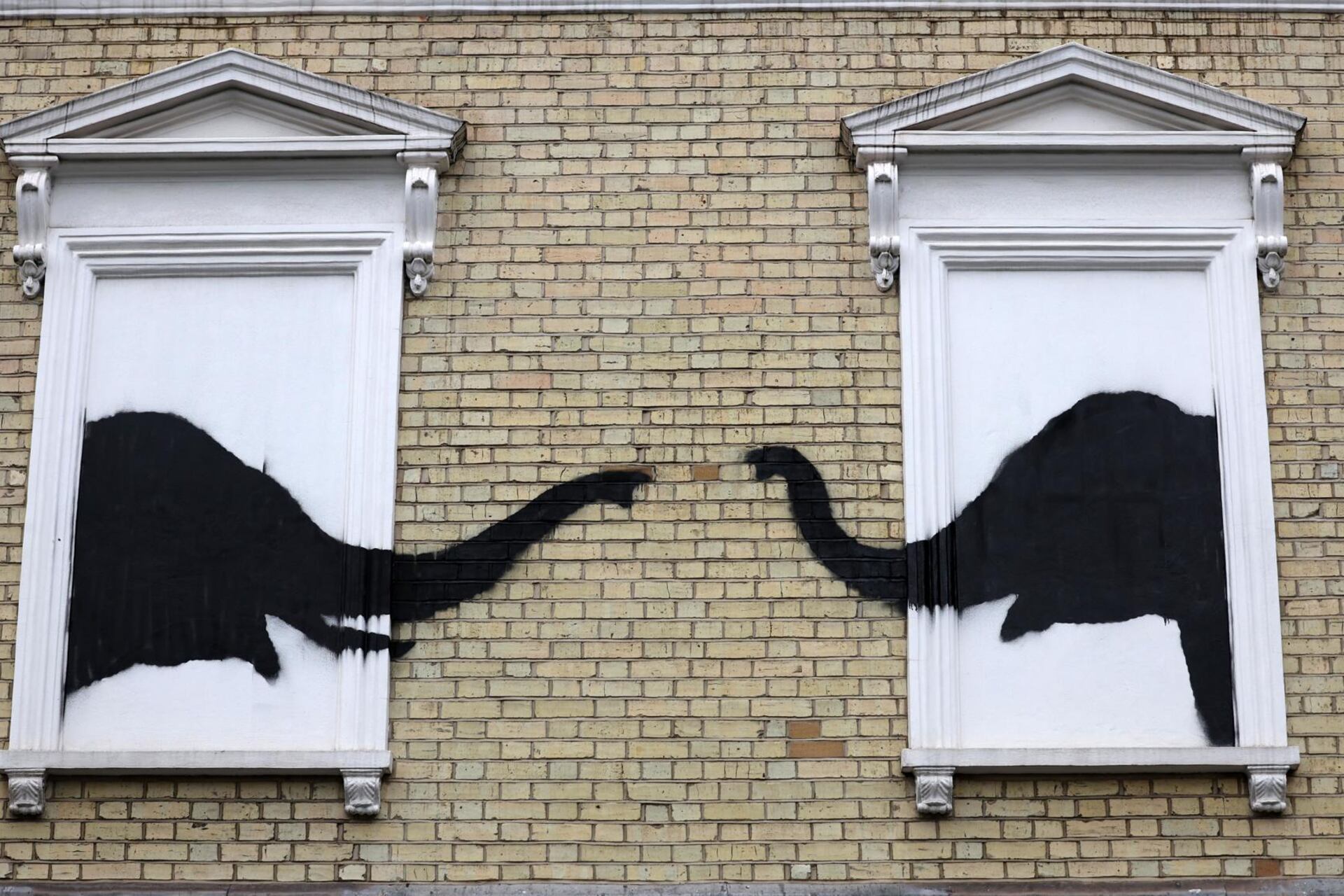 Banksy revela tres nuevos grafitis con animales como protagonistas