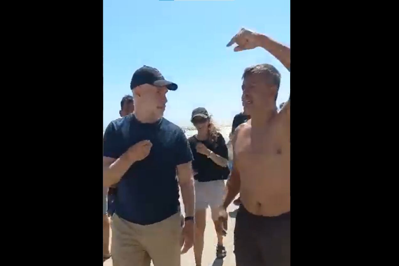 Larreta pasó un mal momento al intentar caminar entre los turistas en una playa céntrica de Mar del Plata.