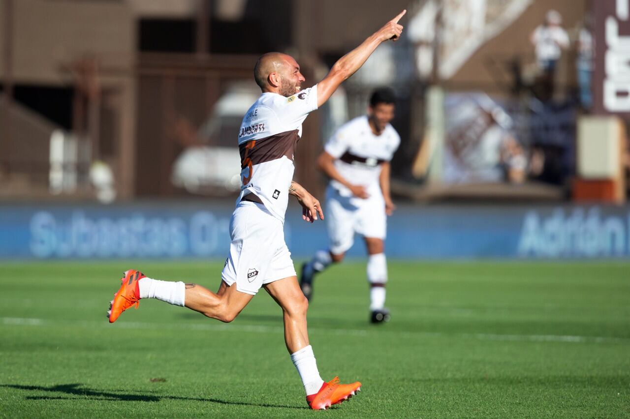 Lamberti celebra su golazo, el tercero de Platense ante Atlético Tucumán
