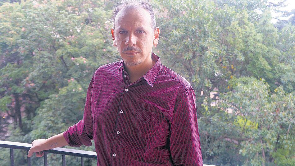 Carnero codirige el Espacio Enjambre, un centro de investigación sobre la escritura.