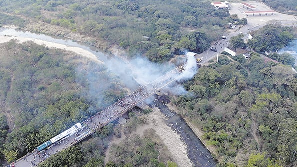 Vista aérea del puente internacional entre Cúcuta y Ureña, donde se ve el humo de camiones quemados.