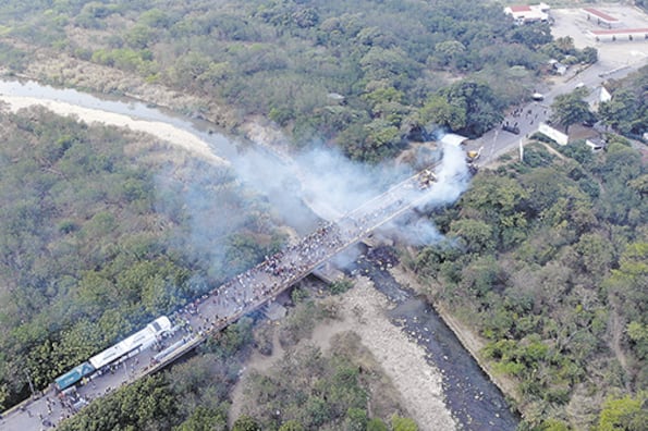 Vista aérea del puente internacional entre Cúcuta y Ureña, donde se ve el humo de camiones quemados.