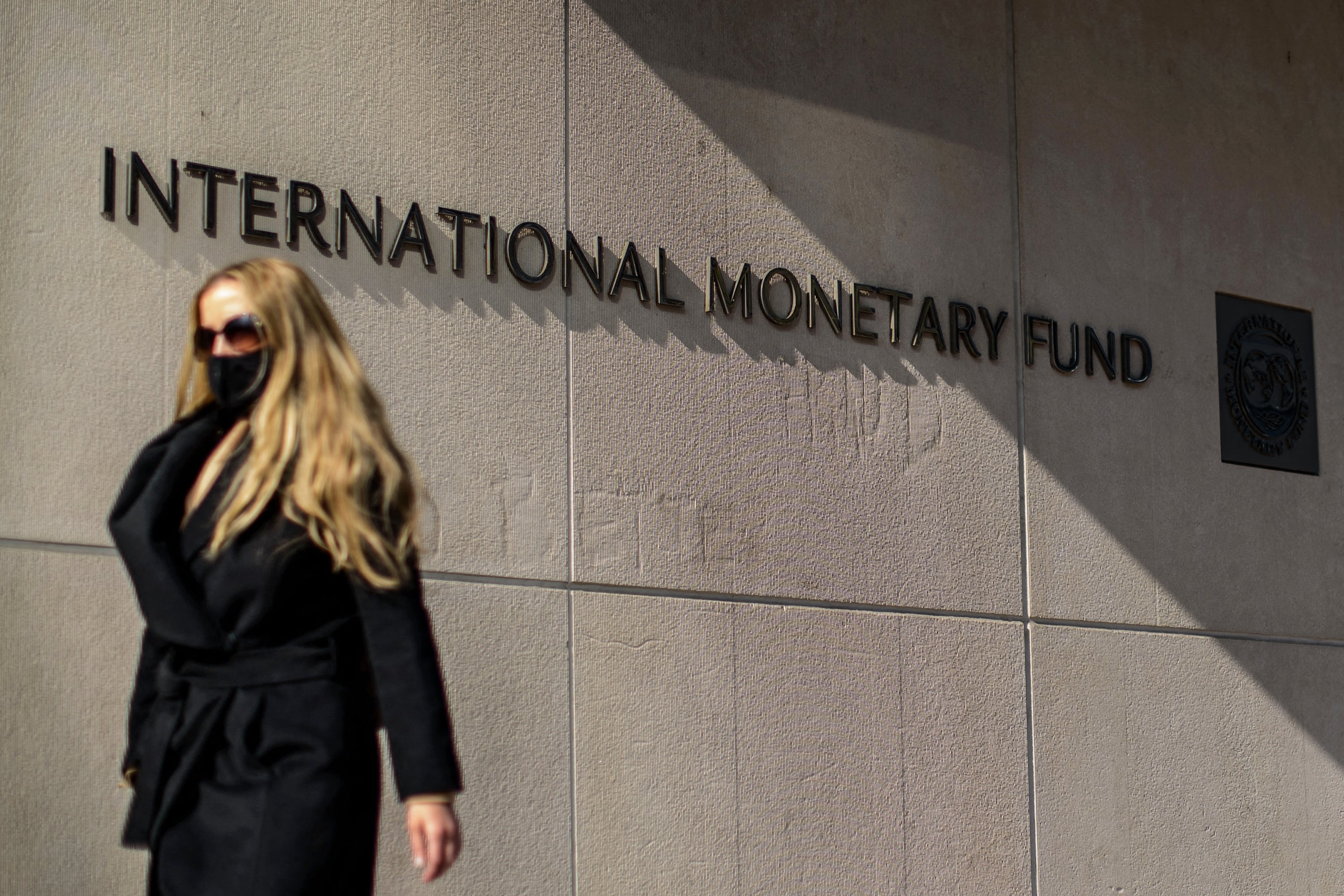 El FMI actualizó las previsiones de crecimiento de la economía argentina a 6,4 por ciento para 2021.