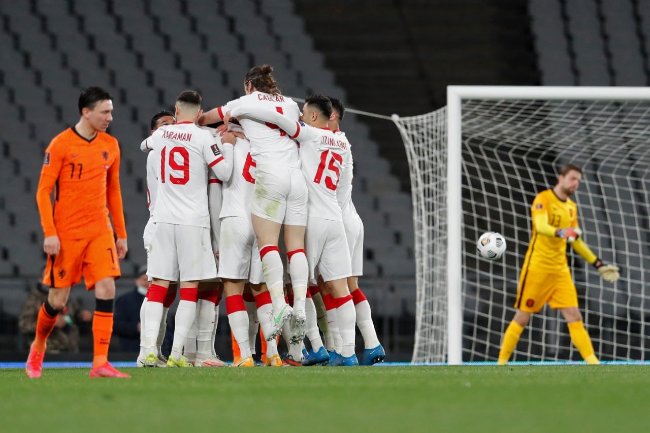 Los jugadores de Turquía celebran uno de los goles.