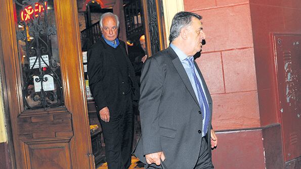 Coti Nosiglia y Mario Negri luego de una cena con la cúpula radical.