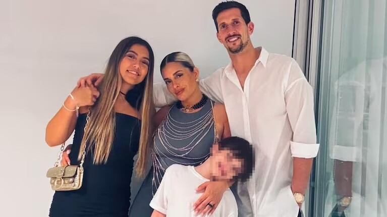 El arquero Rodrigo Rey y su familia.