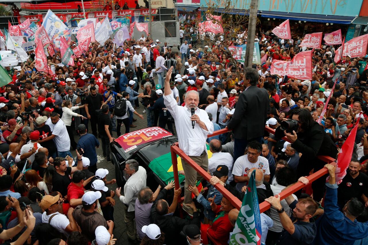 Lula arenga a sus seguidores ayer durante un acto de campaña en Guarulhos, estado de San Pablo.