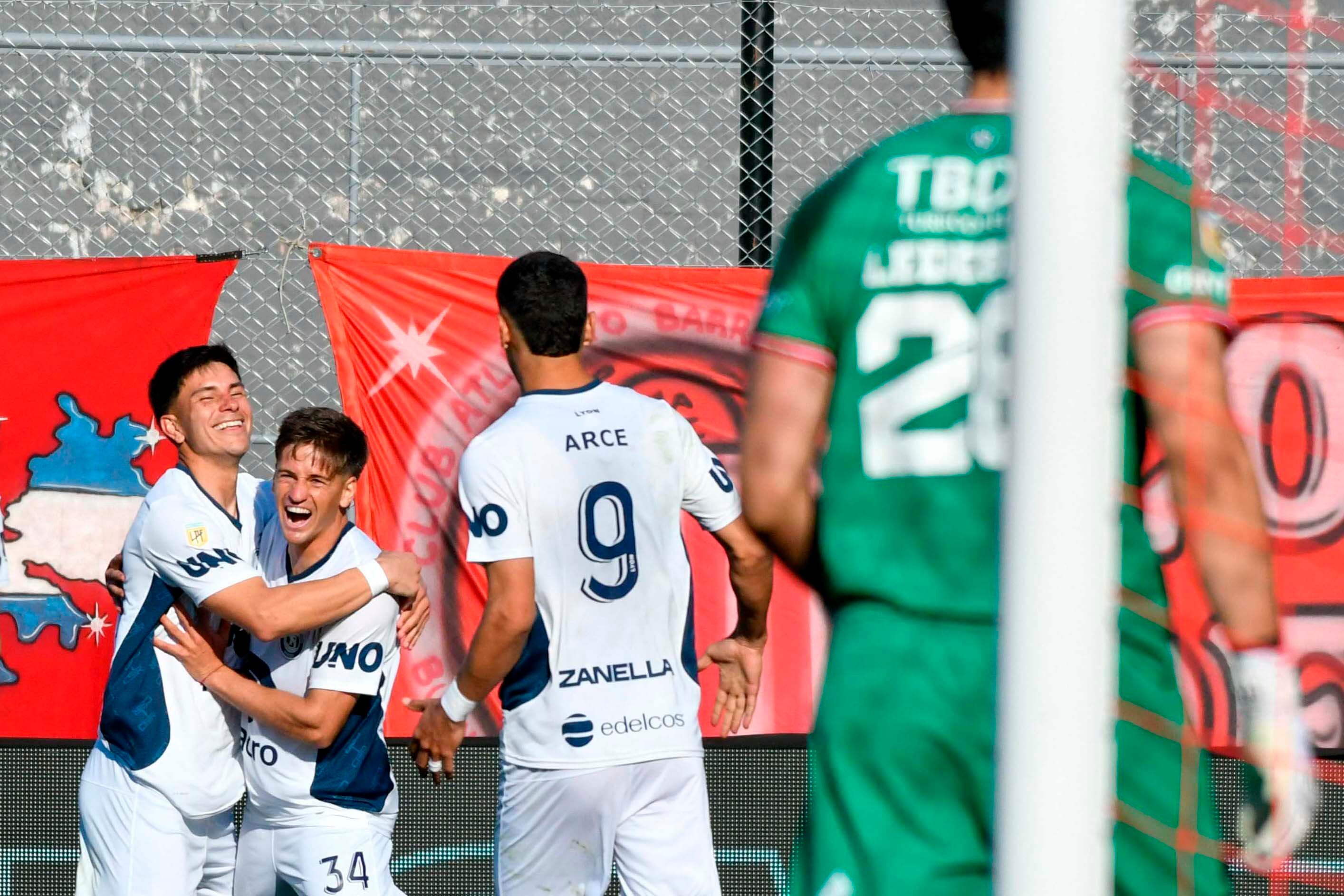 Rivadavia mostró todo su poderío ofensivo ante una defensa muy floja.