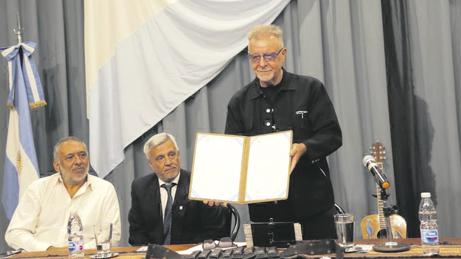 El acto comenzó formal, pero Gieco lo transformó en una fiesta.