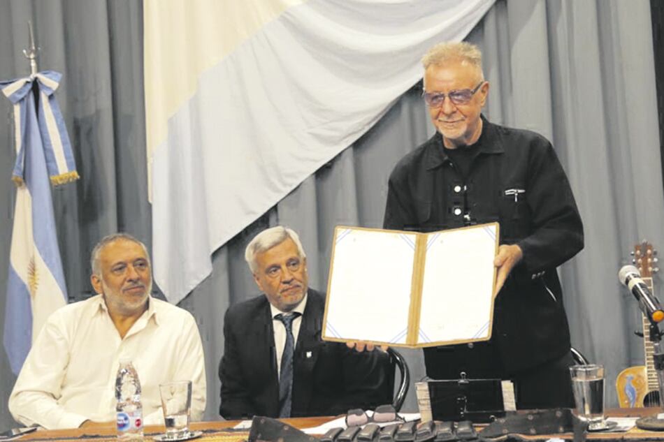 El acto comenzó formal, pero Gieco lo transformó en una fiesta.