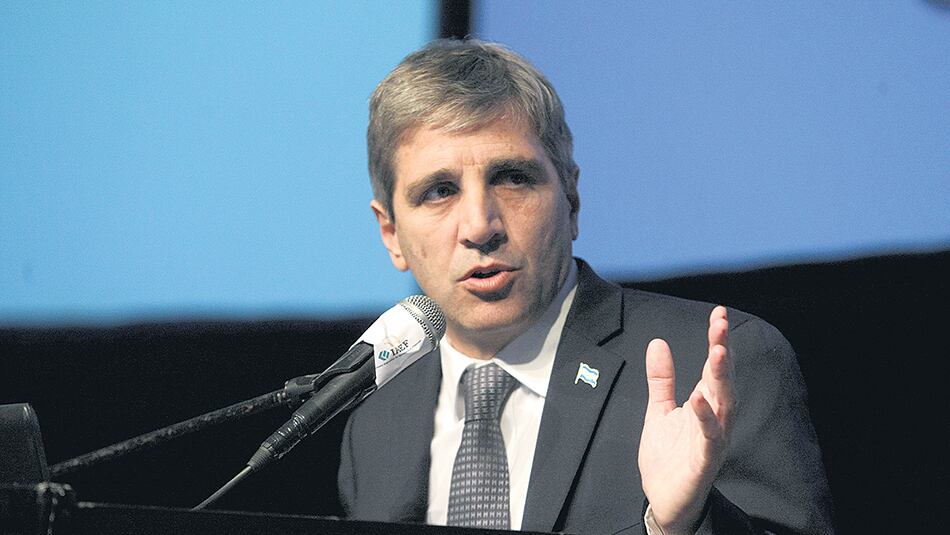 Luis Caputo, ministro de Finanzas, está pagando tasas altísimas, en pesos y en dólares.