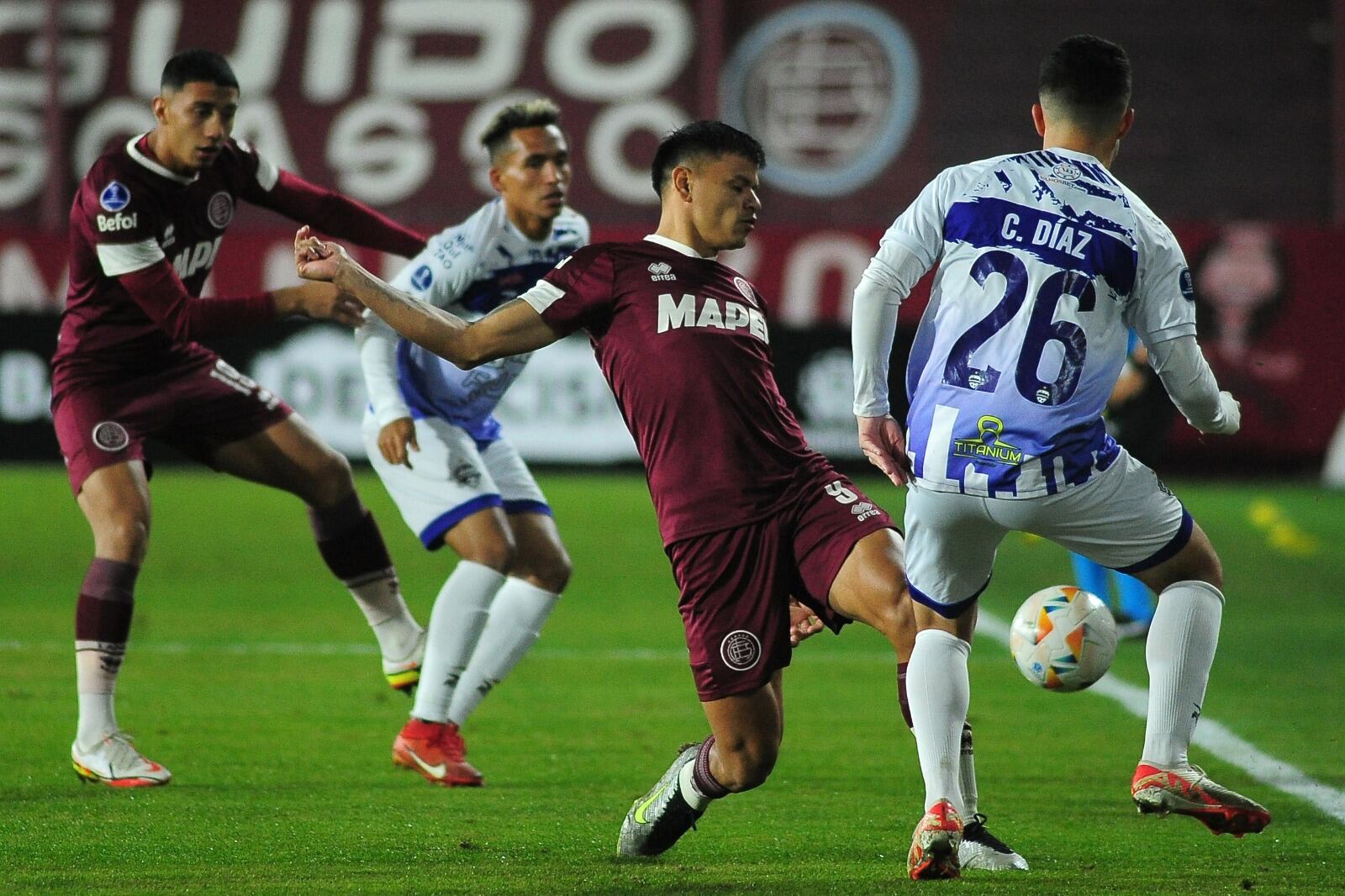 Walter Bou se lució con dos goles para Lanús. Lleva seis en la Copa.