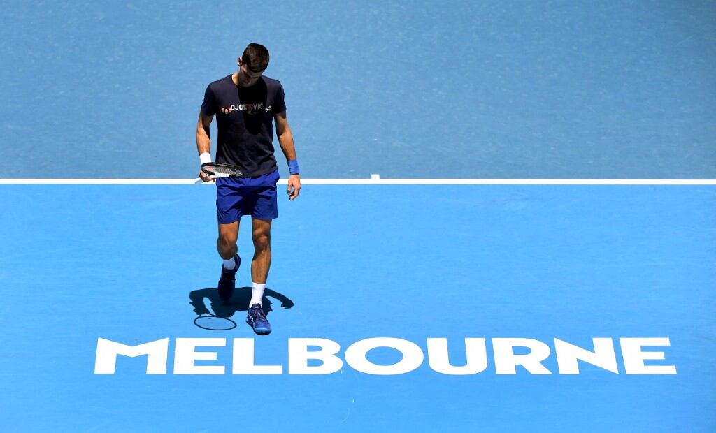 Djokovic durante uno de los entrenamientos que pudo completar en Melbourne antes de ser deportado
