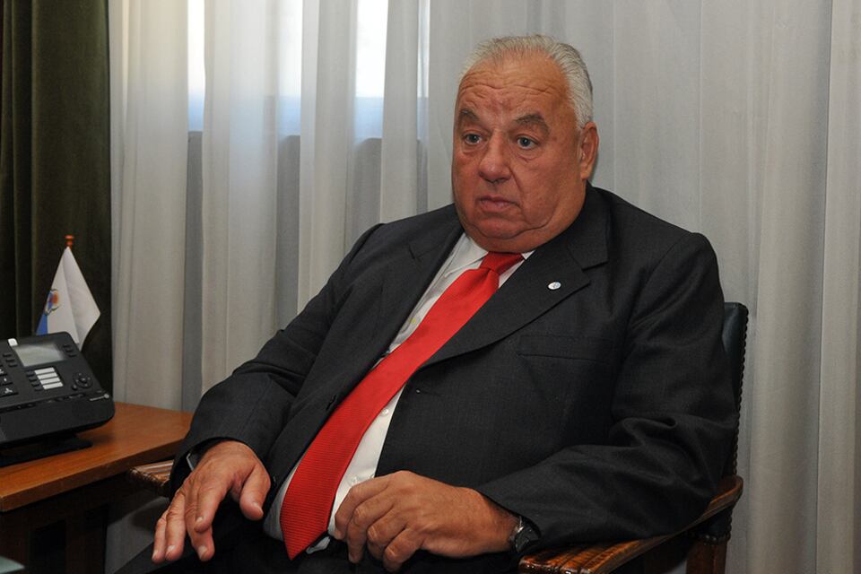 Gutiérrez consideró "infantil" que el gobernador los haya citado el domingo a las 7.30