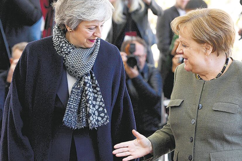 En busca de apoyo a su pedido de prórroga, May se reunió con Merkel ayer en Berlín.