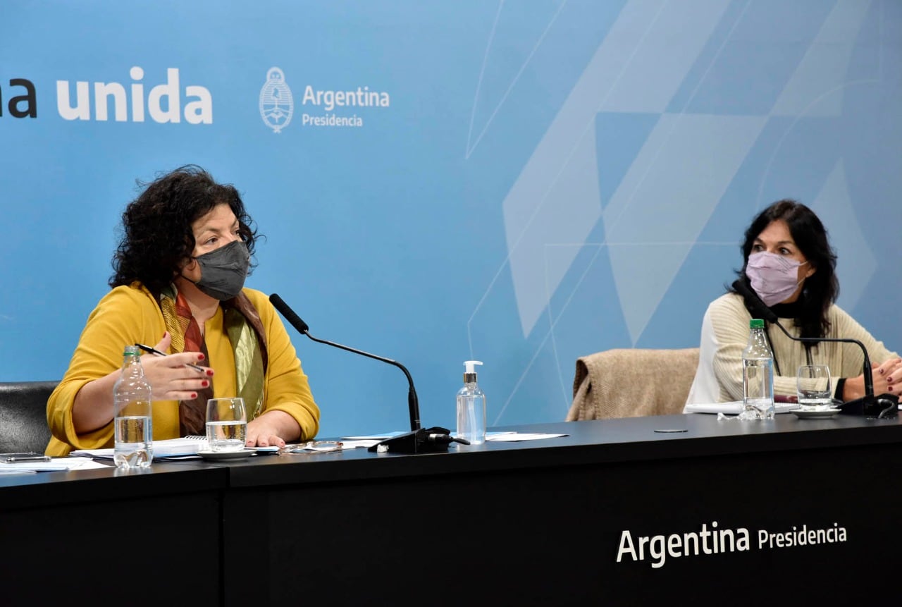 Carla Vizzotti, ministra de Salud de la Nación junto a la secretaria Legal y Técnica, Vilma Ibarra.