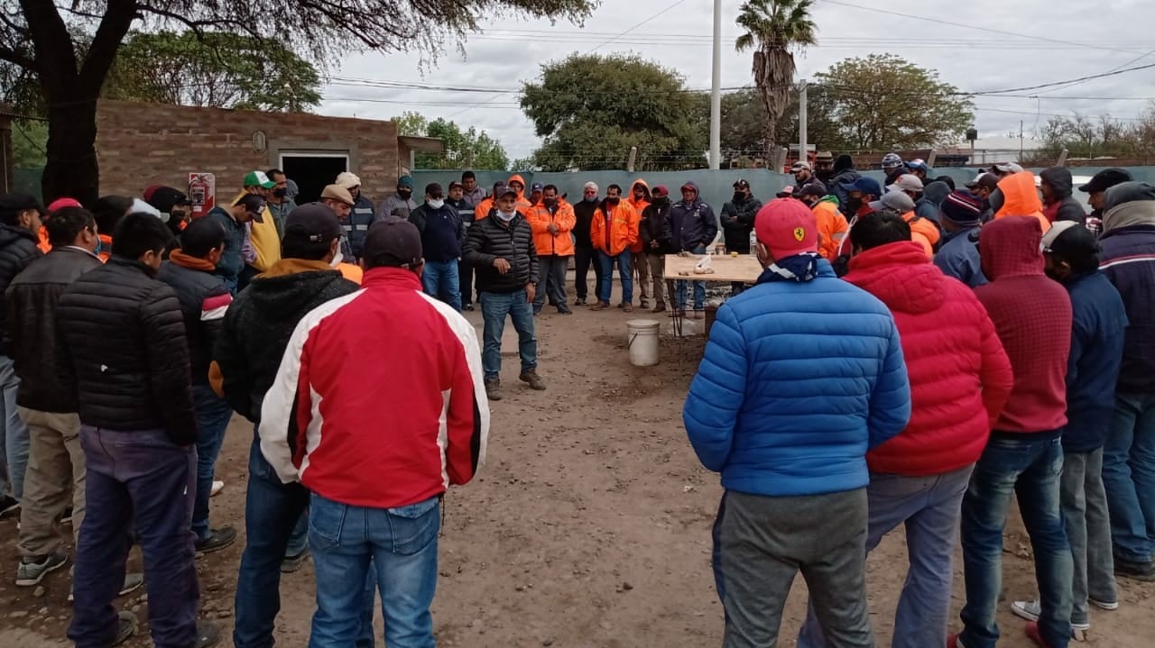 Asamblea en la toma de Joaquín V. González 