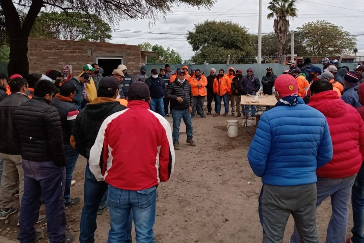 Asamblea en la toma de Joaquín V. González