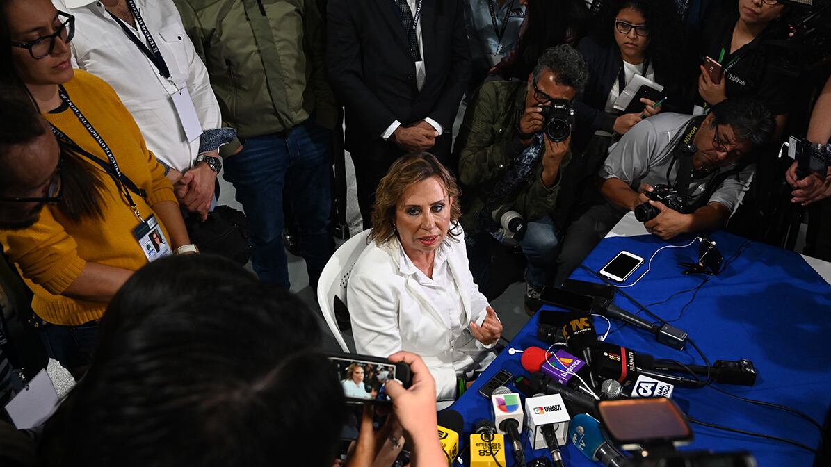 Sandra Torres habla en conferencia de prensa después de votar en la Ciudad de Guatemala.
