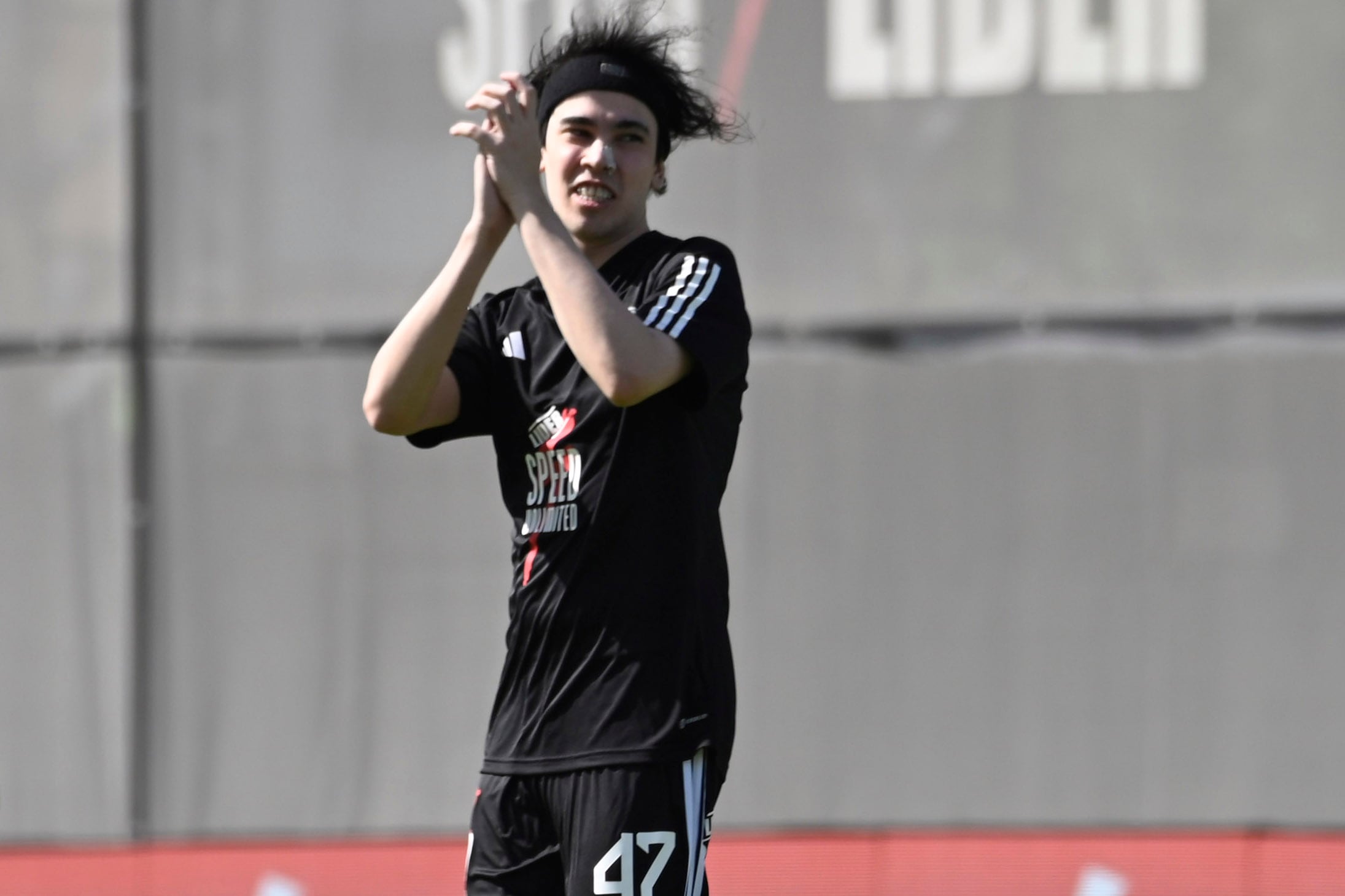 El caso está centrado en el streamer Iván Buhajeruk y el DT de Riestra, Cristian Fabbiani