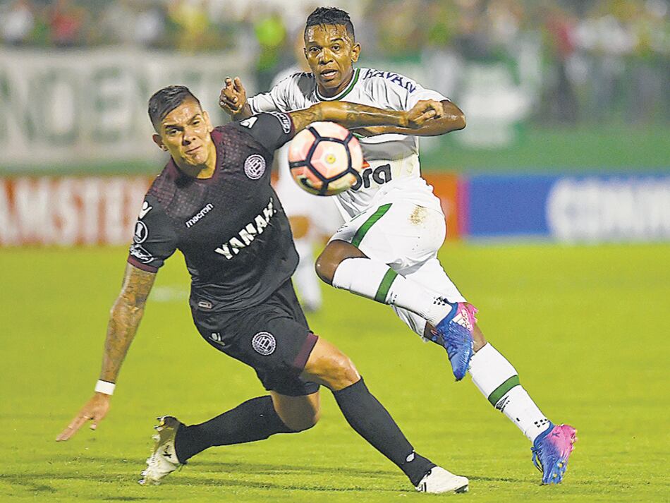 Marcelo Herrera intentar lucha por al pelota frente a Niltinho.