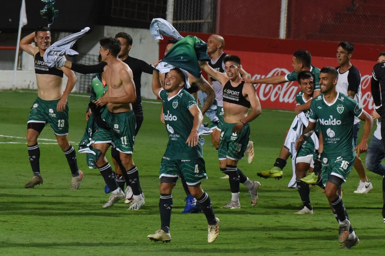 El festejo de los jugadores de Sarmiento.