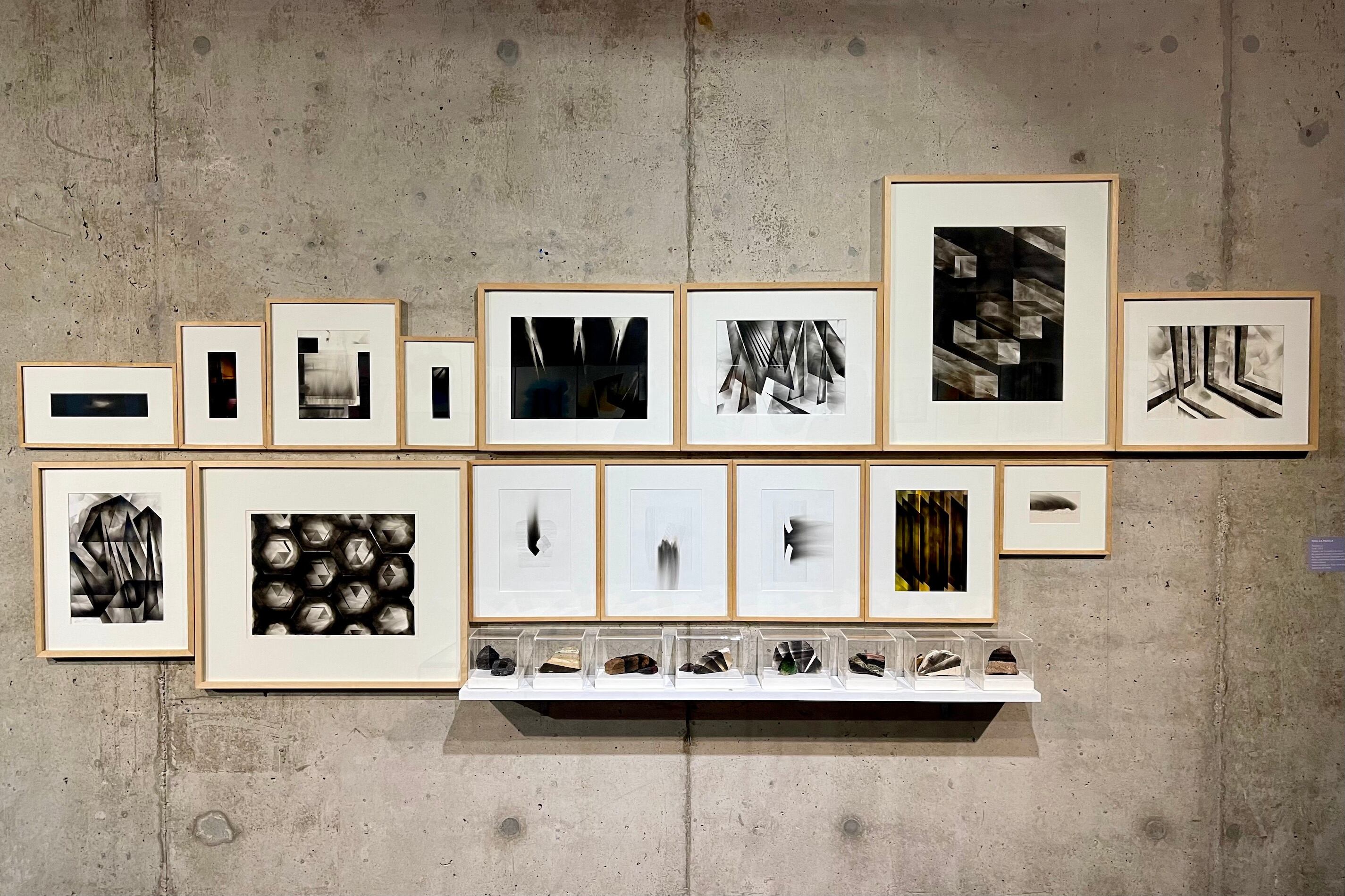 Políptico de La Padula, cuadros de humo y piedras. Abajo: Vista parcial de la muestra de Daniel Joglar.