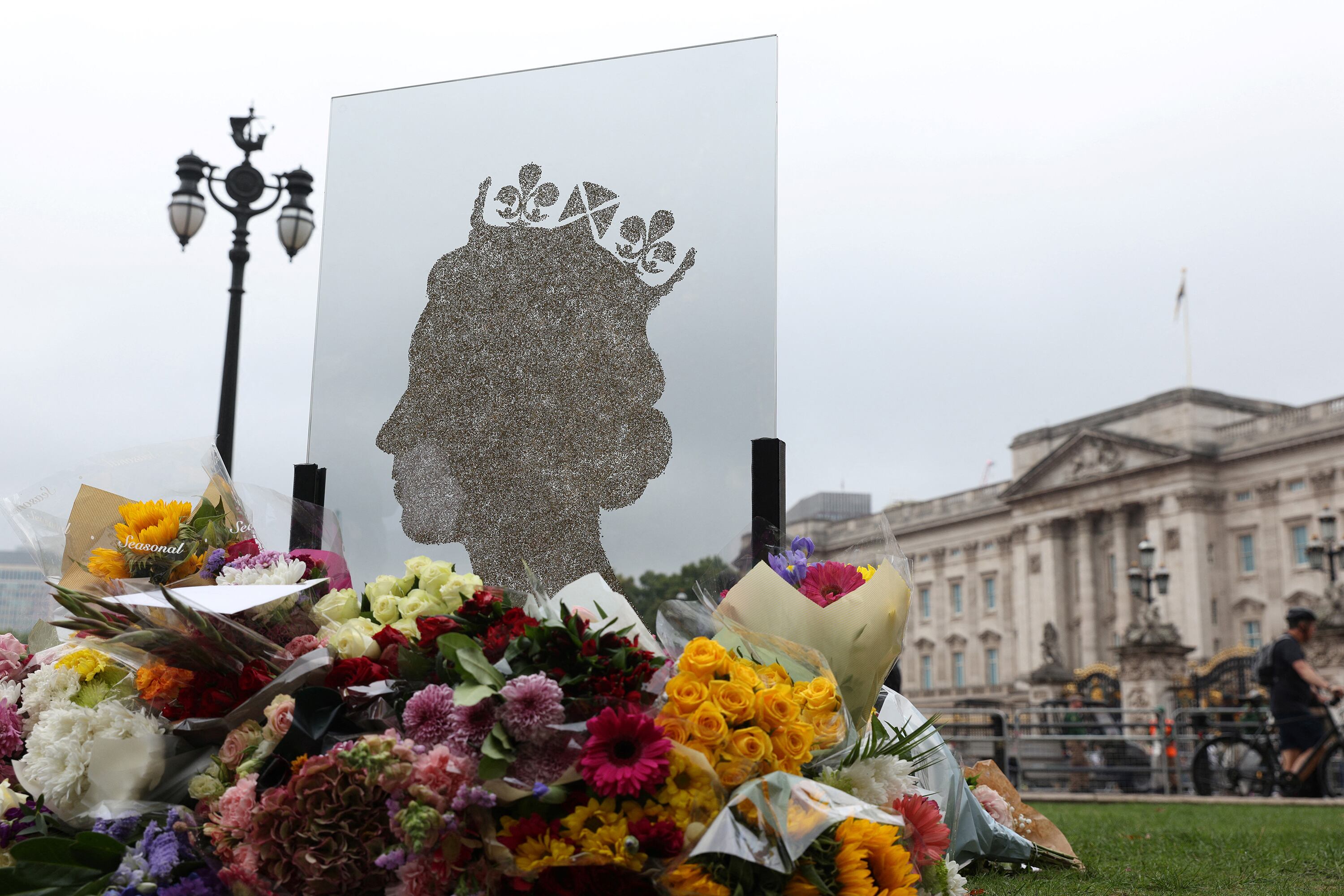 El funeral de Estado de la reina británica Isabel II, que falleció el jueves a los 96 años, se llevará a cabo el 19 de septiembre en Londres, según confirmó hoy el palacio real. (AFP)