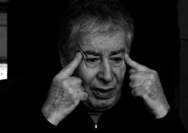 Roberto Moss nació en la Ciudad de Buenos Aires y se formó tanto en Argentina como en Alemania. 