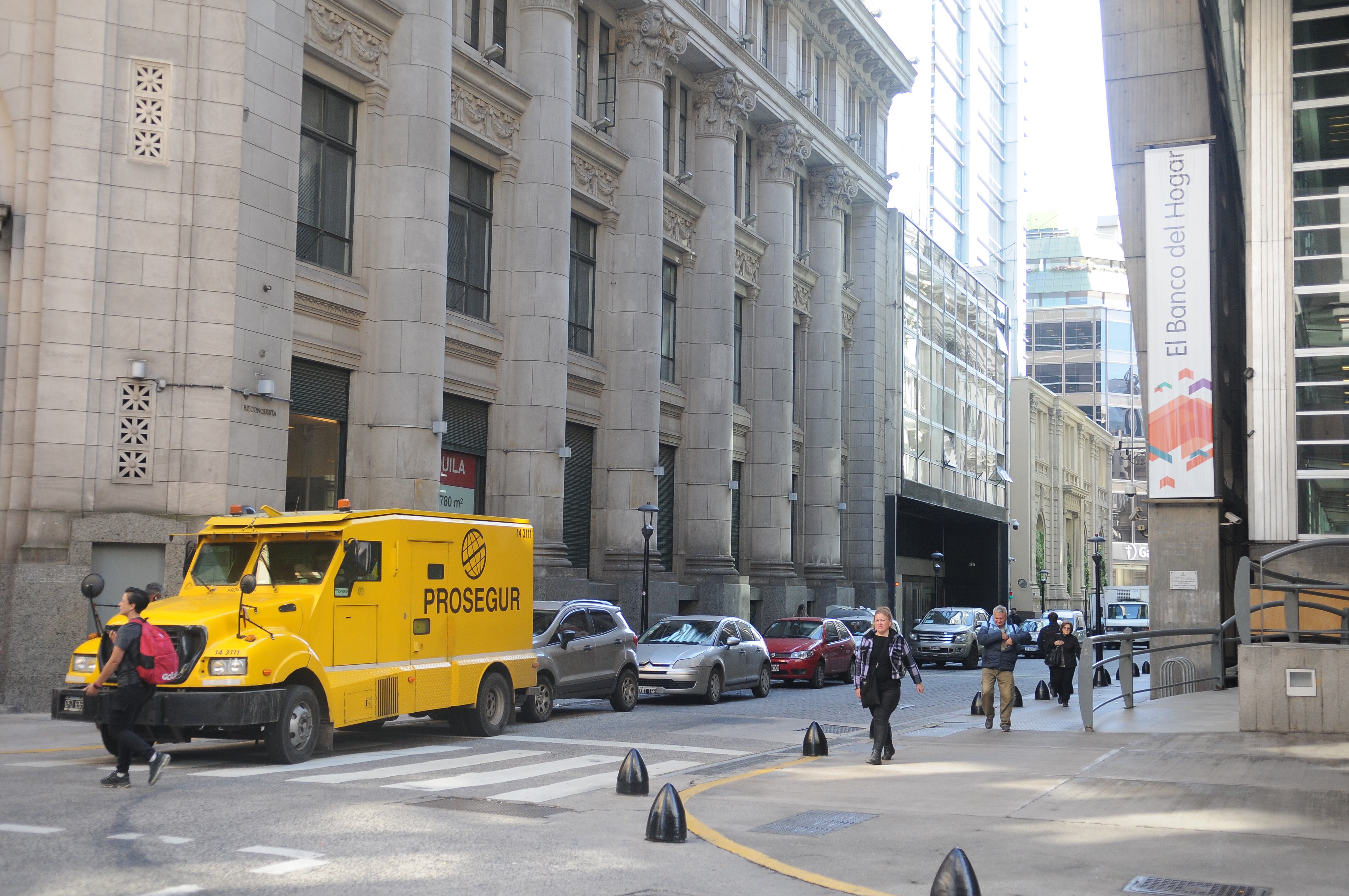 Para comprar dólares y otros activos, sólo de martes a jueves