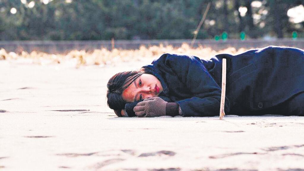 La extraordinaria Min-hee Kim en On the Beach at Night Alone, de Hong Sang-soo.