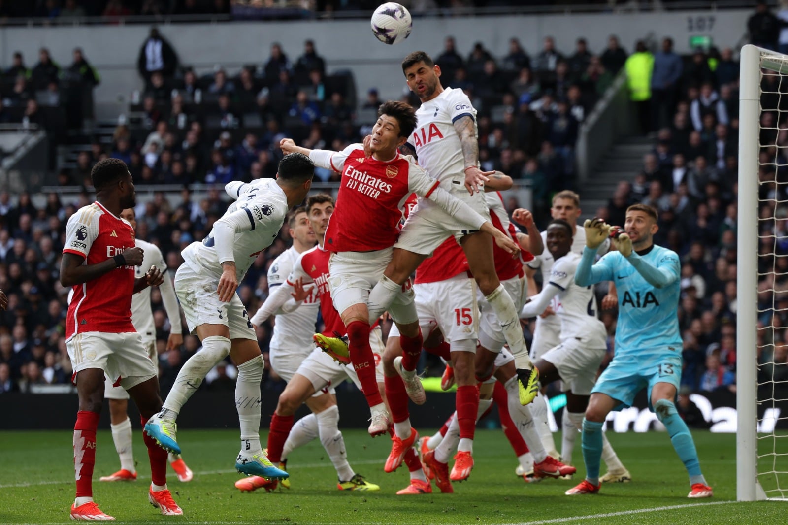 El cordobés Cuti Romero vuela durante el Tottenham-Arsenal de este fin de semana.