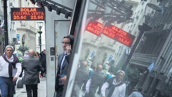 La plaza cambiaria reaccionó con una fuerte baja en la cotización en las primeras horas, pero luego recortó el descenso.