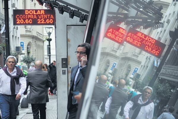 La plaza cambiaria reaccionó con una fuerte baja en la cotización en las primeras horas, pero luego recortó el descenso.
