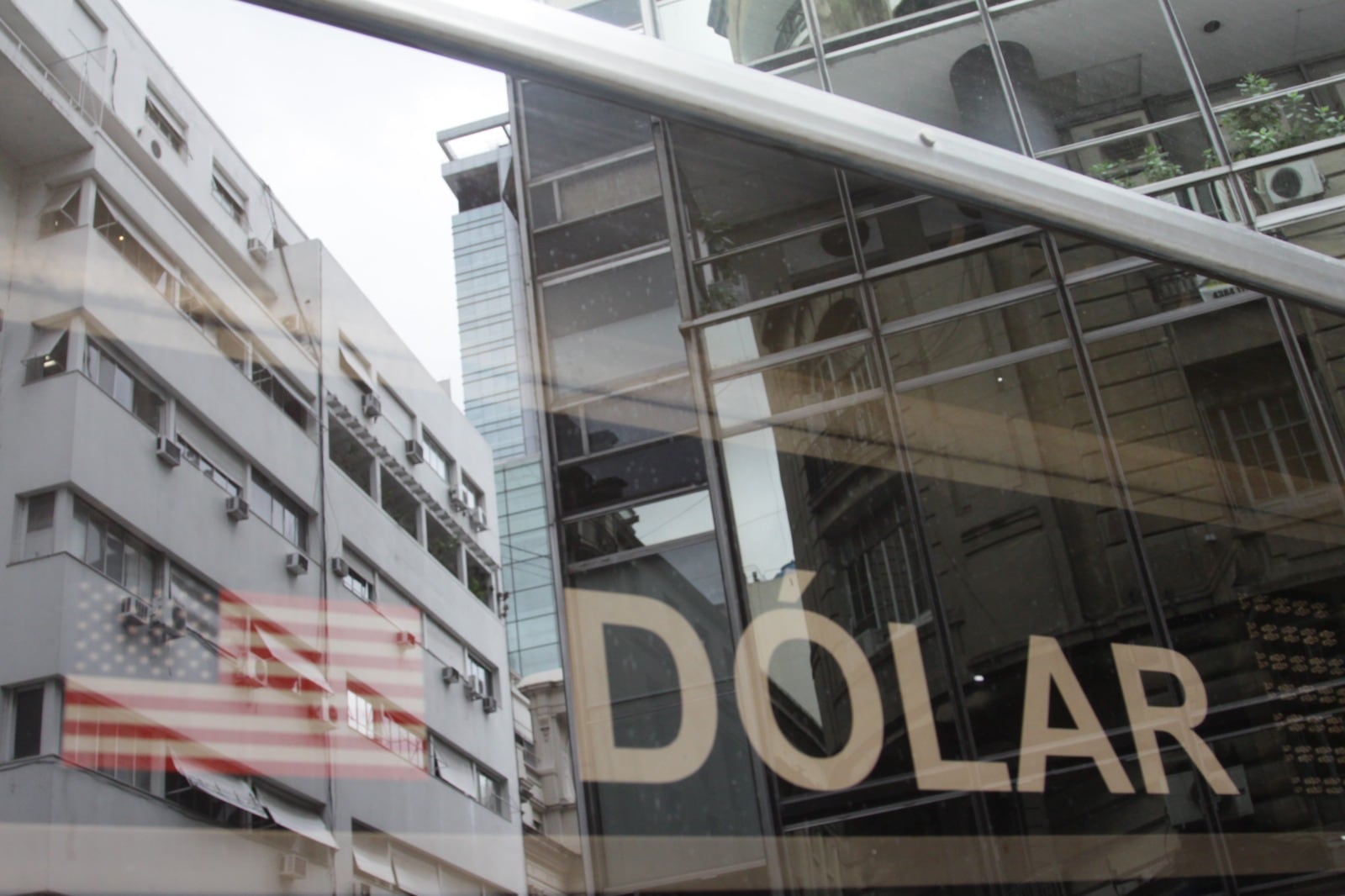 Los dólares financieros se operaron con precios cercanos a los 1400 pesos.