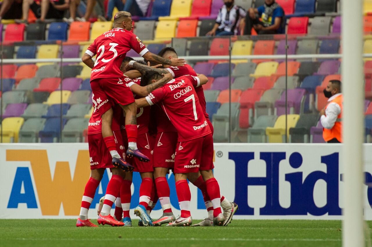 Los jugadores de Huracán festejan