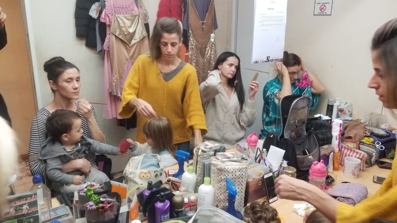 En medio del camarín, con les críes a cuestas. No hay para pagar niñeras.