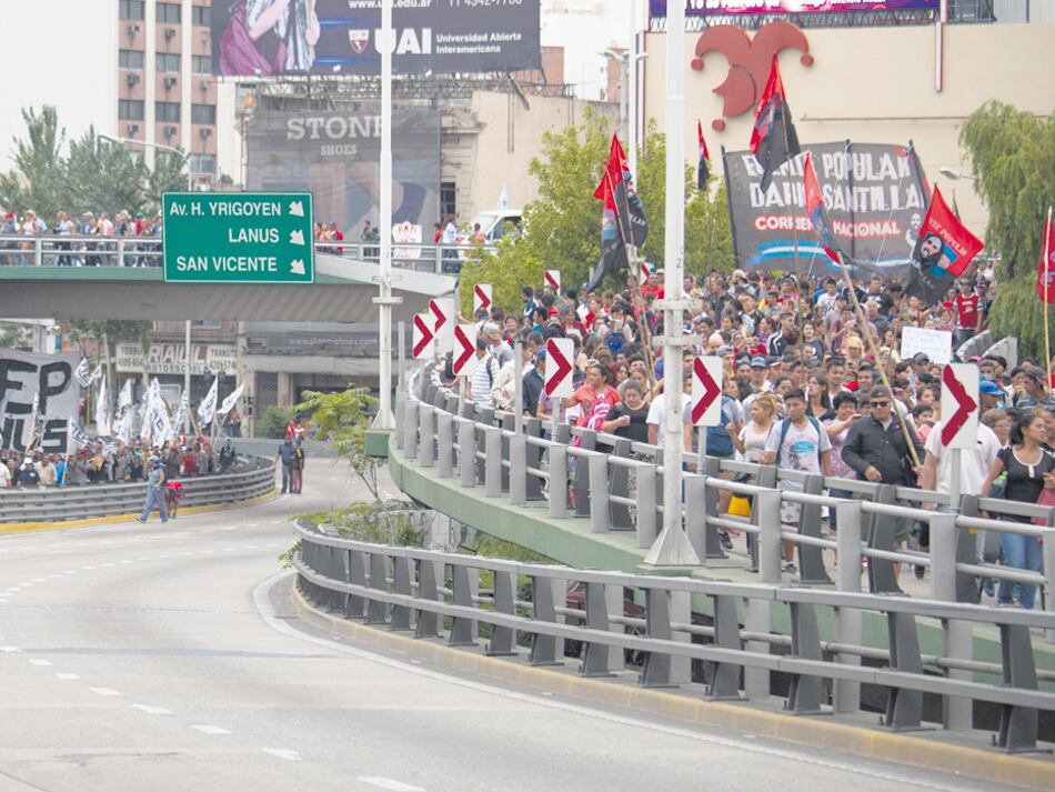 Después de los gases que tiró la policía, los manifestantes tomaron el puente y montaron ollas populares.