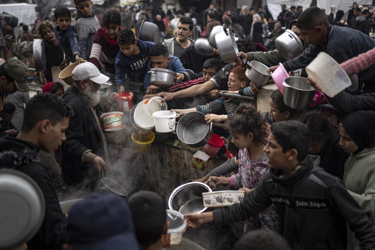 En Gaza el hambre es casi tan peligroso como las bombas.
