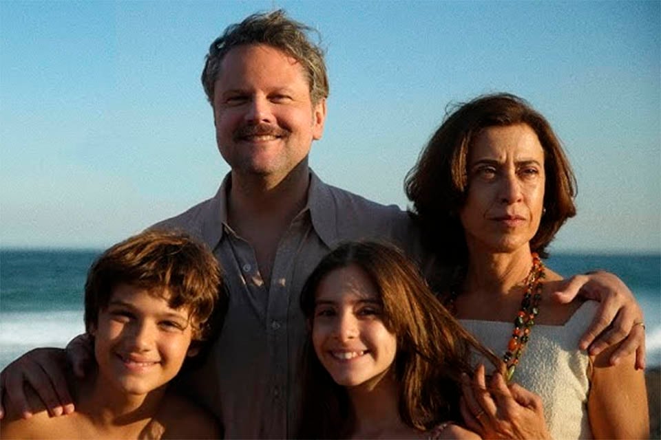 La actuación de Fernanda Torres es sobresaliente.