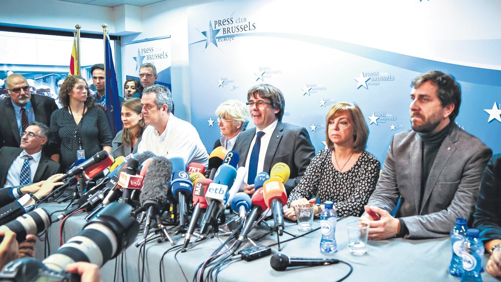 “Podemos asegurar nuestros derechos y cumplir con nuestras obligaciones desde aquí”, dijo desde Bruselas Puigdemont.