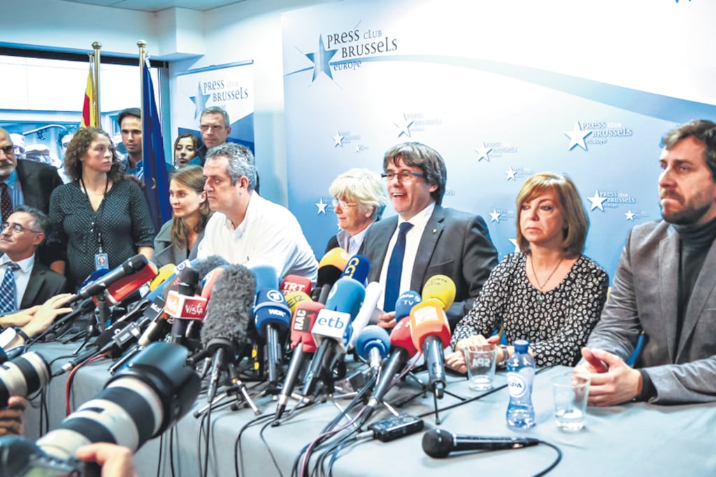 “Podemos asegurar nuestros derechos y cumplir con nuestras obligaciones desde aquí”, dijo desde Bruselas Puigdemont.