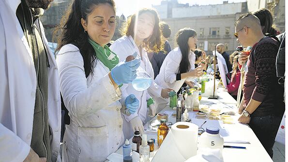 En simultáneo a la reunión en el Anexo de Diputados, frente al Congreso hubo feria de ciencias y charlas.