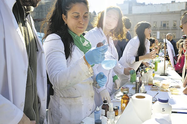 En simultáneo a la reunión en el Anexo de Diputados, frente al Congreso hubo feria de ciencias y charlas.
