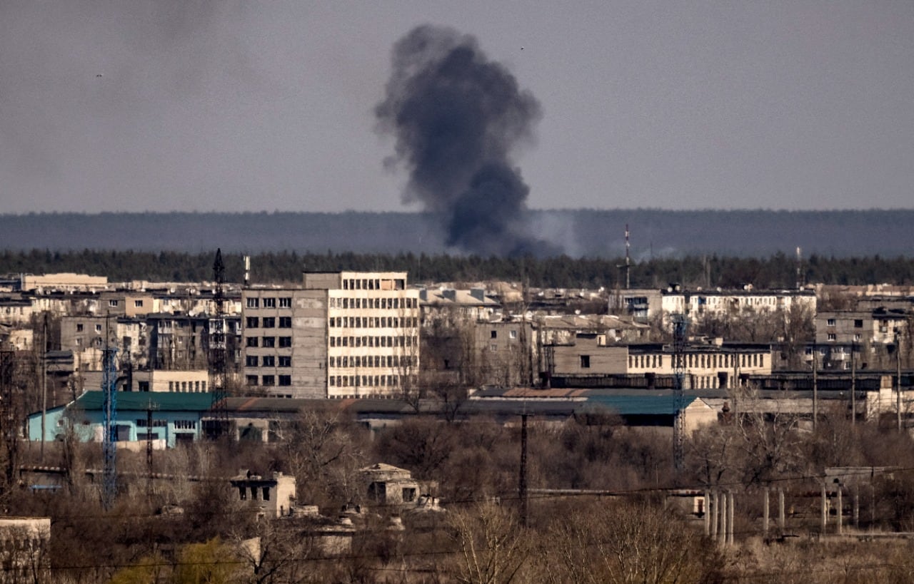 Una columna de huo se alza cerca de la ciudad de Severodonetsk, en la región de Donbass, este de Ucrania 