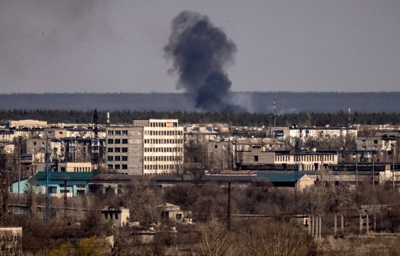 Una columna de huo se alza cerca de la ciudad de Severodonetsk, en la región de Donbass, este de Ucrania