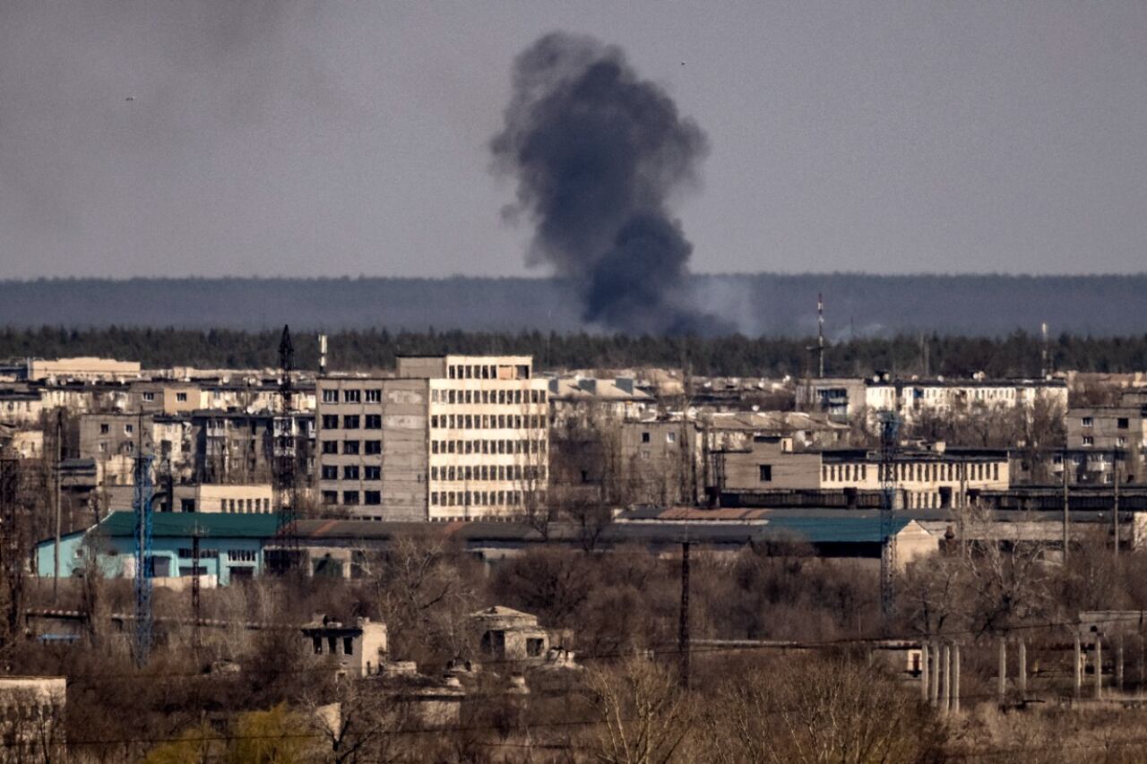 Una columna de huo se alza cerca de la ciudad de Severodonetsk, en la región de Donbass, este de Ucrania