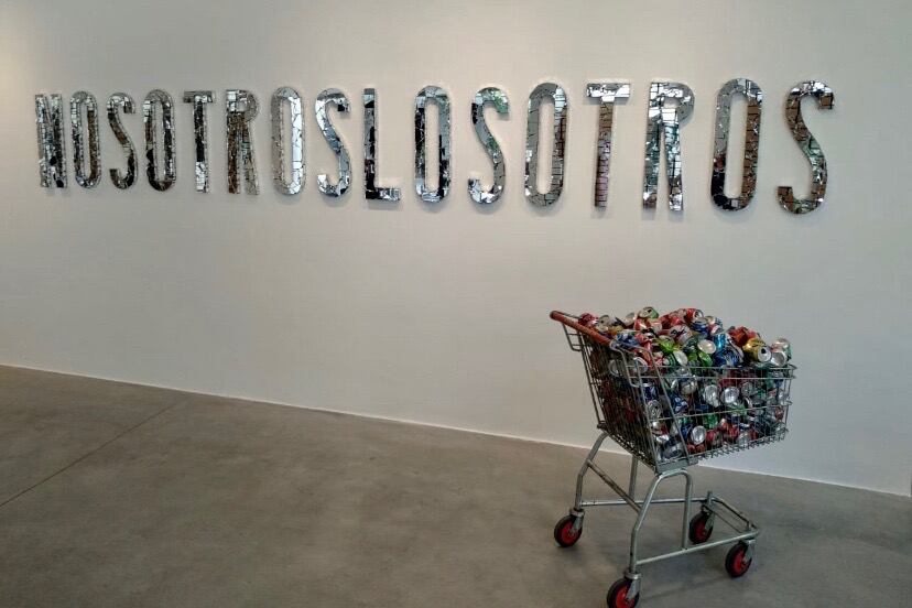 Instalación de Daniel Ontiveros, de 2017. Espejos rotos y poliestireno expandido.